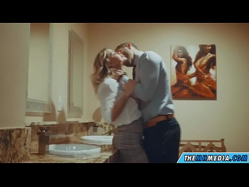 ❤️ Όταν μια πλούσια ξανθιά σε αποπλανεί σε μια δημόσια τουαλέτα Γαμήσι ️